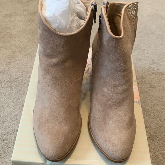Gypsy taupe booties. - Picture 2 of 8